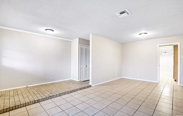 4-bedroom rental at 8138 Raritan St in San Antonio, TX — photo 4