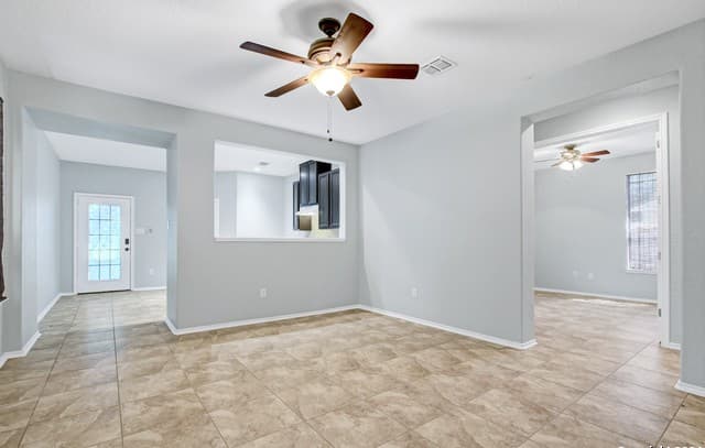 3-bedroom rental at 13303 Sun Sierra in San Antonio, TX — photo 2
