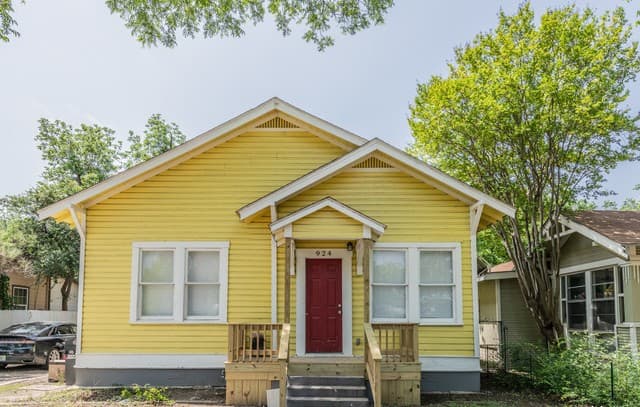 3-bedroom rental at 924 W Kings Hwy Unit 1 in San Antonio TX