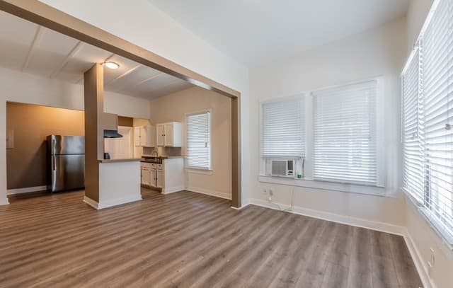 3-bedroom rental at 924 W Kings Hwy Unit 1 in San Antonio, TX — photo 2