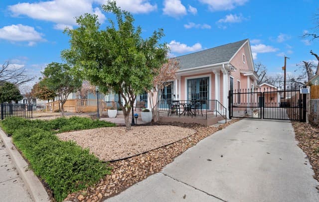 3-bedroom rental at 347 E Craig in San Antonio, TX — photo 2