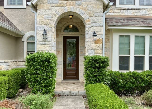 5-bedroom rental at 17922 Maui Sands in San Antonio, TX — photo 2