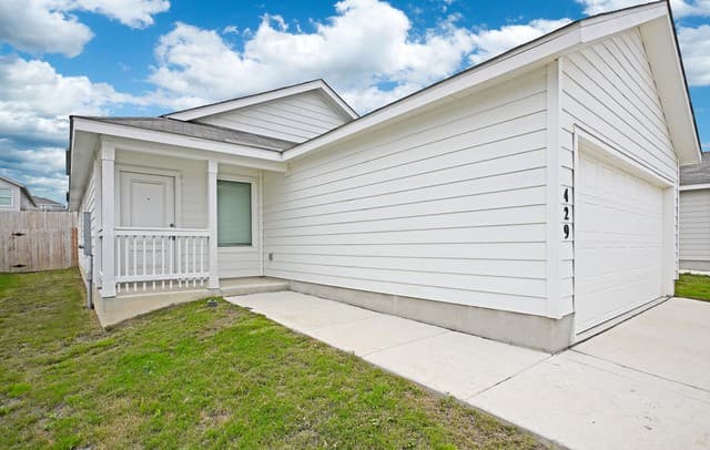 3-bedroom rental at 429 Payton Pl in Marion, TX — photo 2