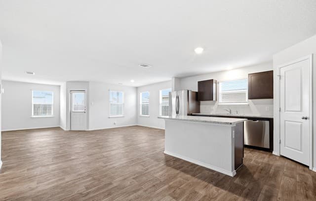 4-bedroom rental at 6814 Rondo Measure in San Antonio, TX — photo 3