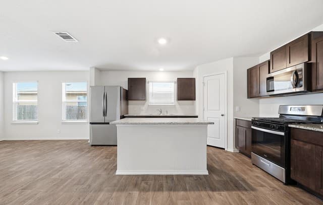 4-bedroom rental at 6814 Rondo Measure in San Antonio, TX — photo 4
