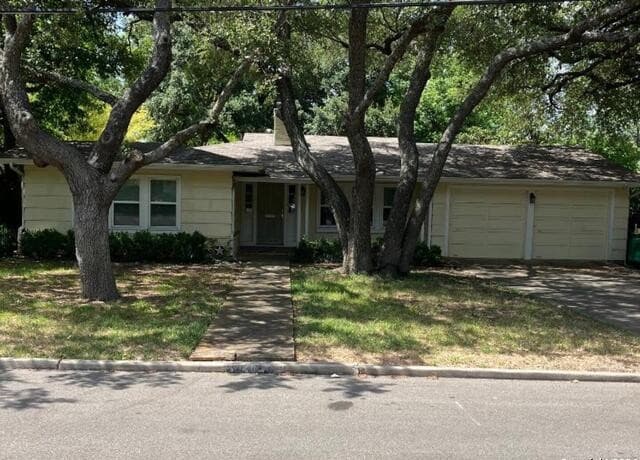 3-bedroom rental at 140 W Edgewood Pl in San Antonio TX