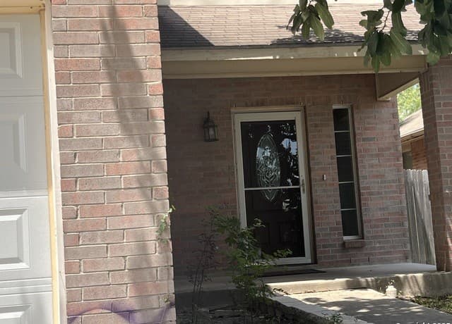 4-bedroom rental at 8507 Shaenfield Pl in San Antonio, TX — photo 2