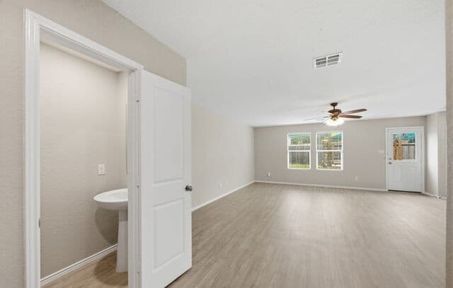 4-bedroom rental at 10317 Devon Wheel in San Antonio, TX — photo 5