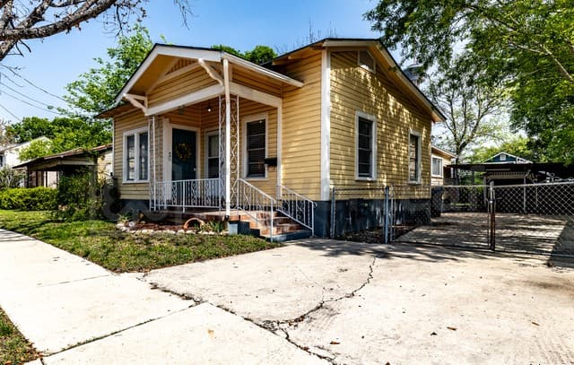 2-bedroom rental at 323 Barrera St in San Antonio, TX — photo 2