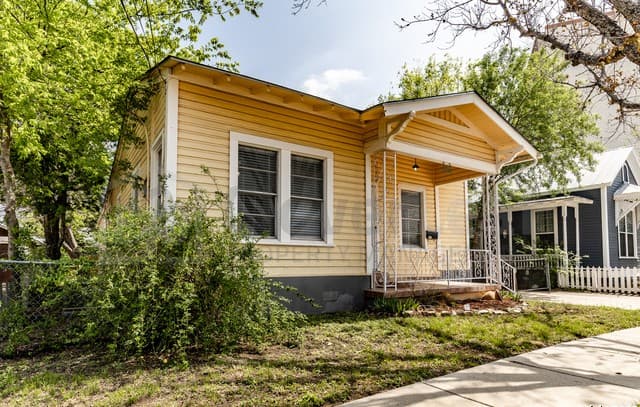 2-bedroom rental at 323 Barrera St in San Antonio, TX — photo 3