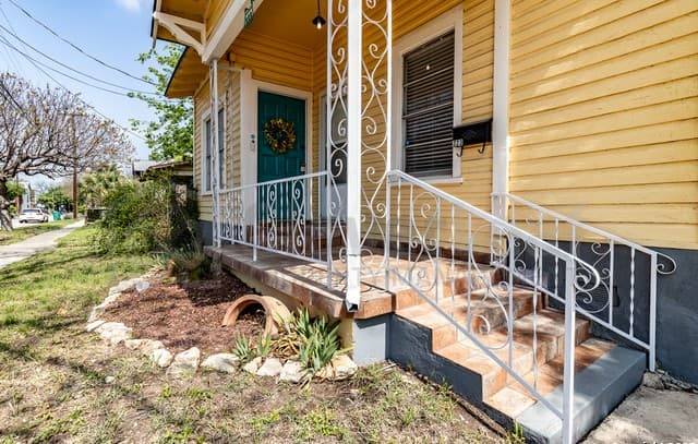 2-bedroom rental at 323 Barrera St in San Antonio, TX — photo 4