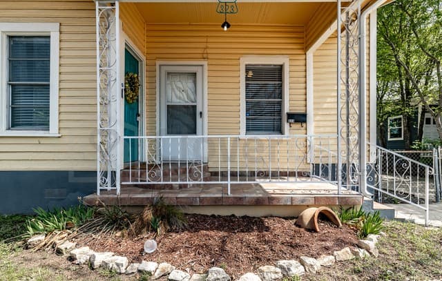 2-bedroom rental at 323 Barrera St in San Antonio, TX — photo 5