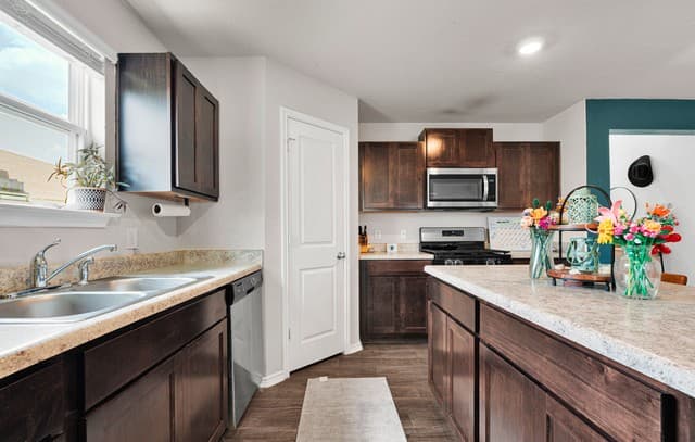 4-bedroom rental at 9570 Ranch Loop in San Antonio, TX — photo 3