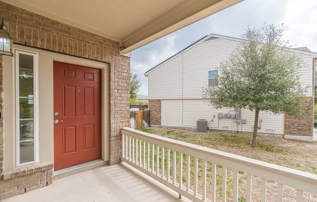4-bedroom rental at 13803 Laramie Hill in Live Oak, TX — photo 5