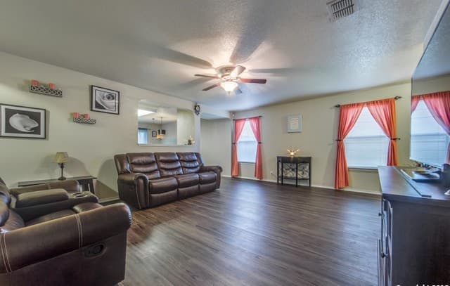 3-bedroom rental at 13423 N Solar Crest in San Antonio, TX — photo 2