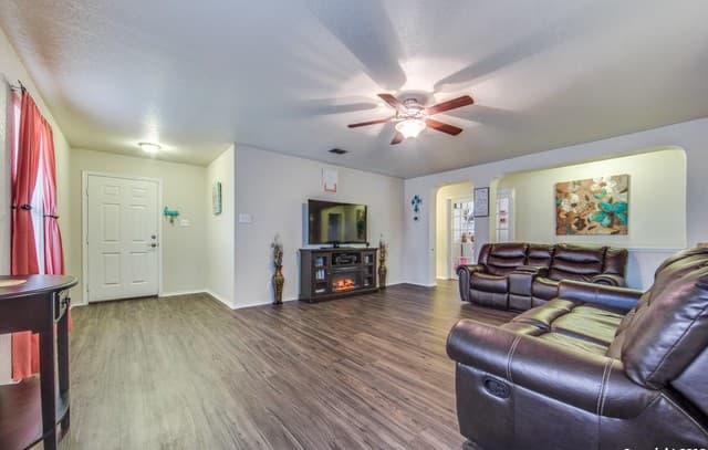 3-bedroom rental at 13423 N Solar Crest in San Antonio, TX — photo 4