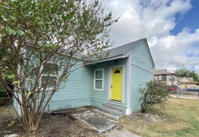 2-bedroom rental at 2219 S New Braunfels Ave in San Antonio, TX — photo 2