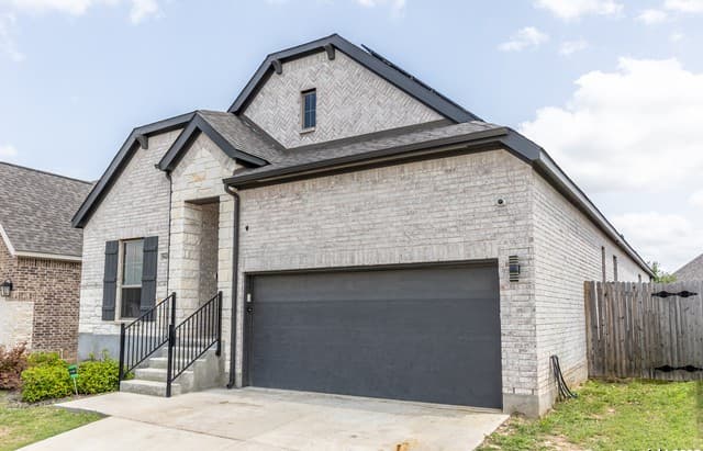 4-bedroom rental at 9438 Iron Keeper in San Antonio, TX — photo 2