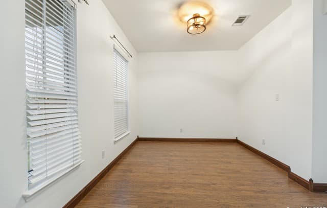 4-bedroom rental at 9631 Summer Vail in San Antonio, TX — photo 4