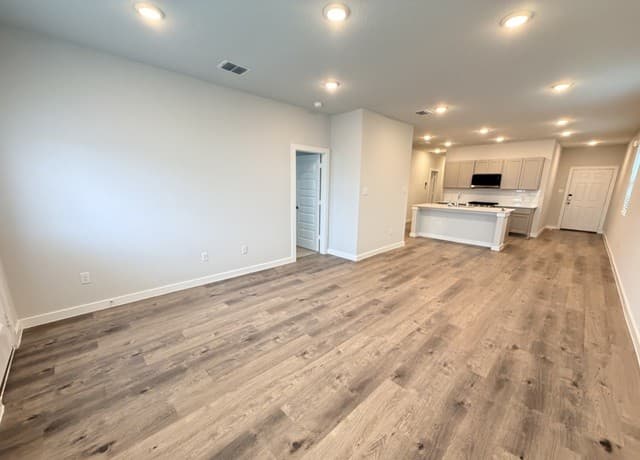 4-bedroom rental at 9879 Chavaneaux in San Antonio, TX — photo 2