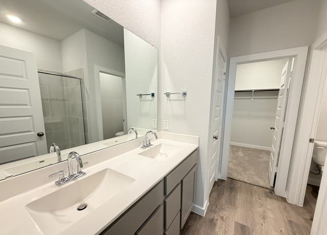 4-bedroom rental at 9879 Chavaneaux in San Antonio, TX — photo 4