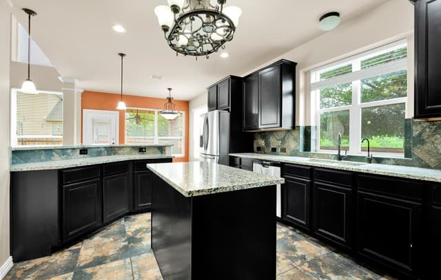 5-bedroom rental at 1802 Laivita Mist in San Antonio, TX — photo 4