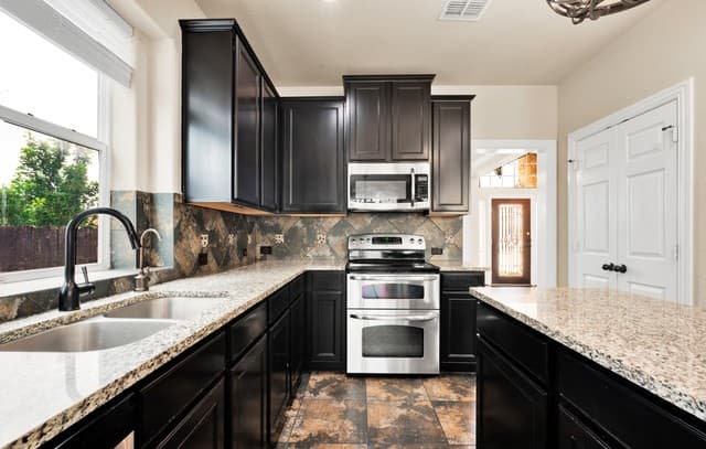 5-bedroom rental at 1802 Laivita Mist in San Antonio, TX — photo 5