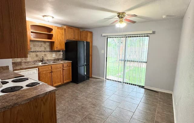 3-bedroom rental at 6630 Swiss Oaks in San Antonio, TX — photo 2