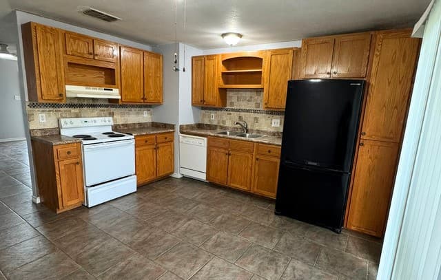 3-bedroom rental at 6630 Swiss Oaks in San Antonio, TX — photo 3