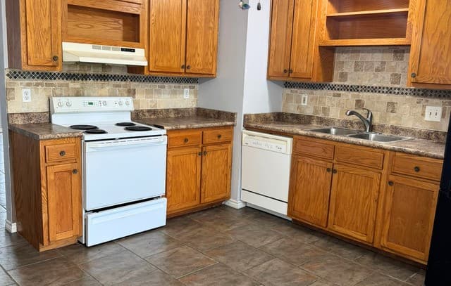 3-bedroom rental at 6630 Swiss Oaks in San Antonio, TX — photo 4