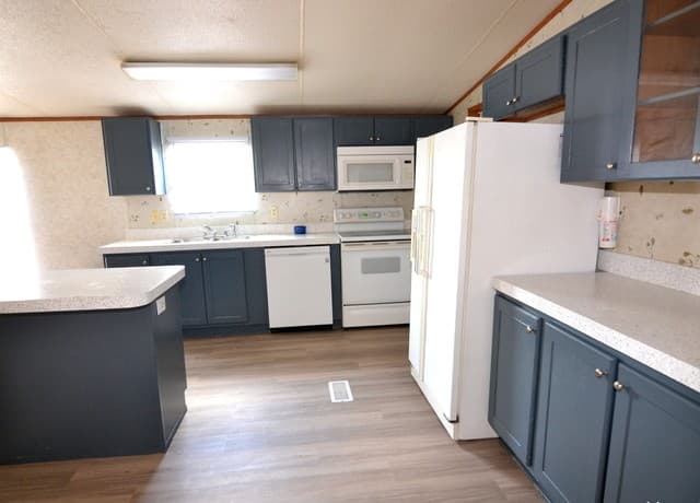 4-bedroom rental at 145 County Road 3821 in San Antonio, TX — photo 4