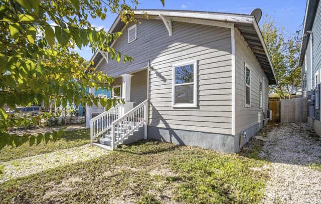 3-bedroom rental at 117 Magendie St in San Antonio, TX — photo 2