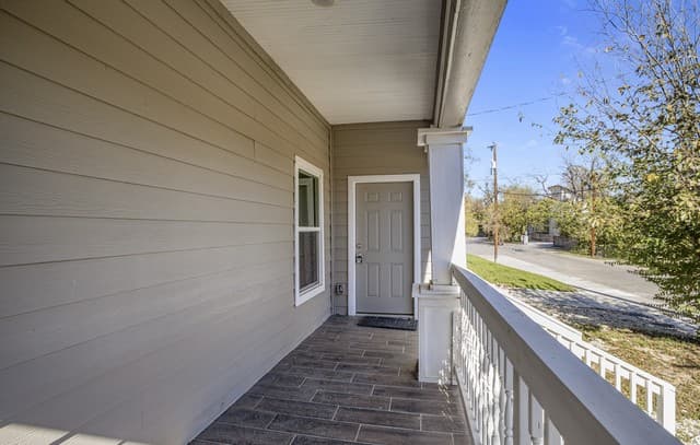 3-bedroom rental at 117 Magendie St in San Antonio, TX — photo 3