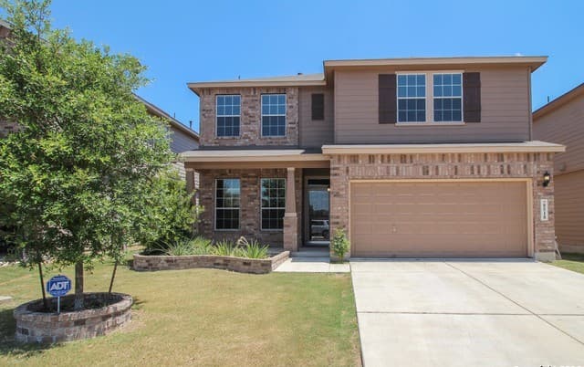 4-bedroom rental at 8518 W Finlandia Gap in San Antonio, TX — photo 2
