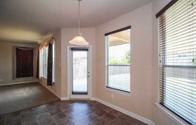 4-bedroom rental at 8518 W Finlandia Gap in San Antonio, TX — photo 4