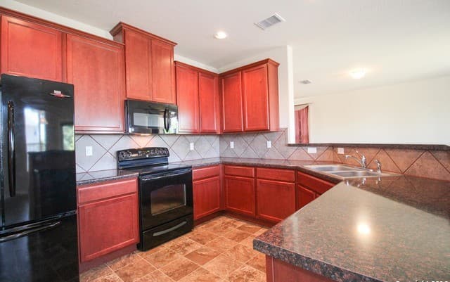 4-bedroom rental at 8518 W Finlandia Gap in San Antonio, TX — photo 5