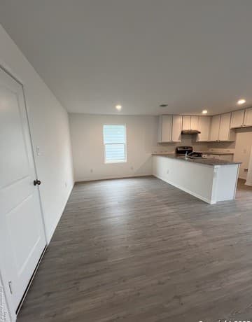 4-bedroom rental at 5466 Daphne Path in San Antonio, TX — photo 4