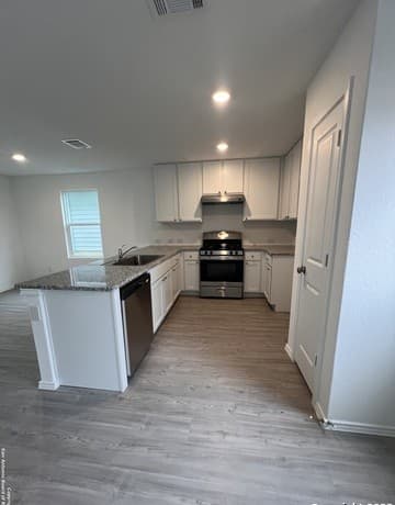 4-bedroom rental at 5466 Daphne Path in San Antonio, TX — photo 5