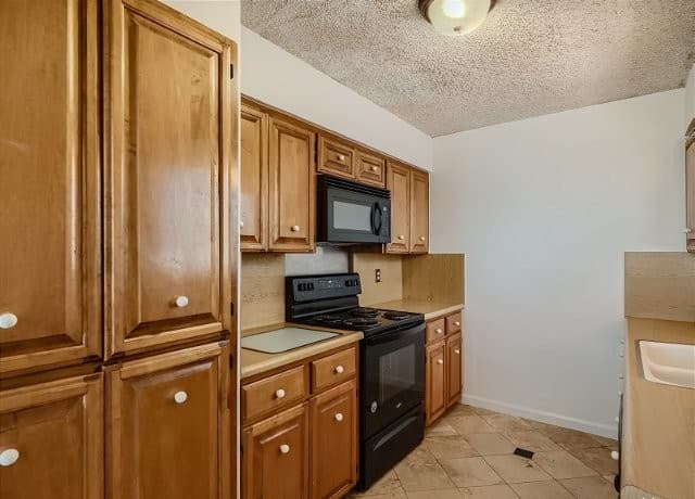3-bedroom rental at 13806 Brays Forest in San Antonio, TX — photo 3
