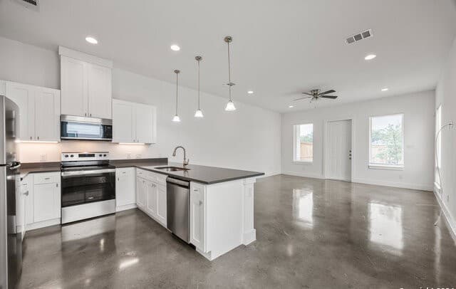3-bedroom rental at 307 San Salvador Ave Unit 101 in San Antonio, TX — photo 3