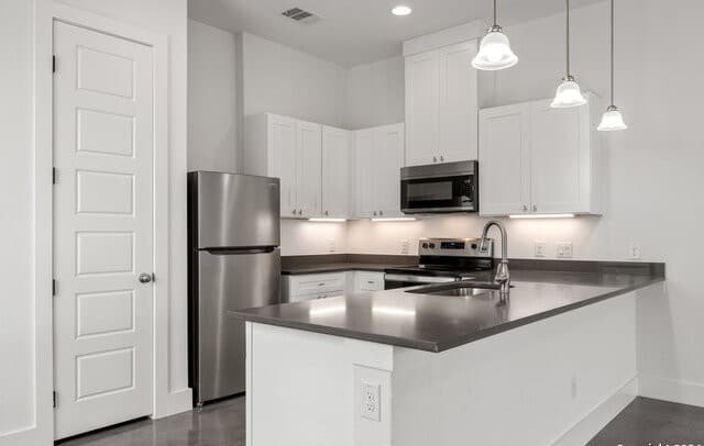 3-bedroom rental at 307 San Salvador Ave Unit 101 in San Antonio, TX — photo 4