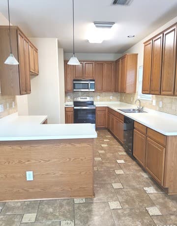 4-bedroom rental at 21735 Thunder Basin in San Antonio, TX — photo 5