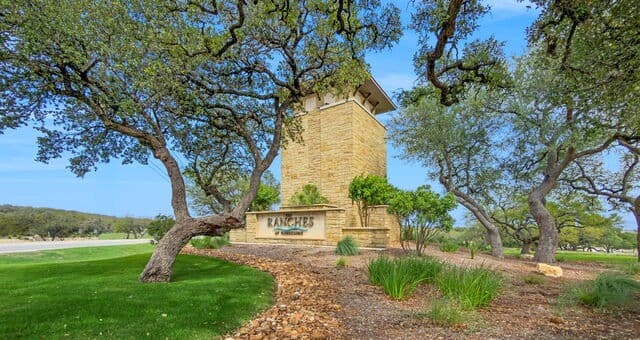 4-bedroom rental at 310 Barton Crk in Boerne, TX — photo 3