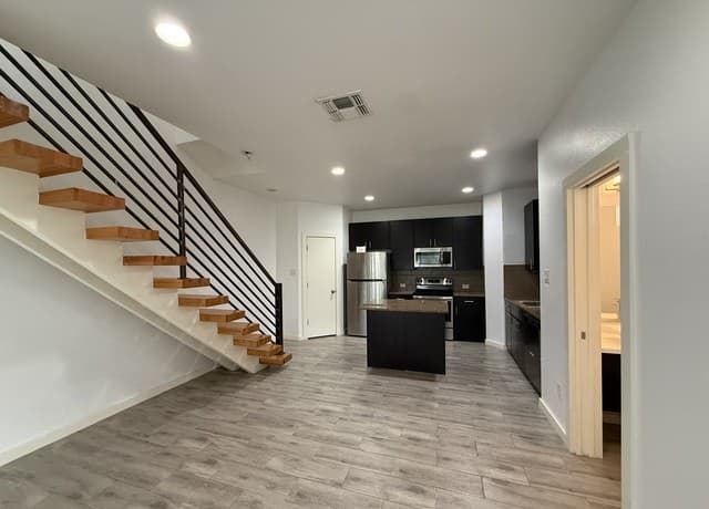 2-bedroom rental at 913 Ogden St in San Antonio, TX — photo 2