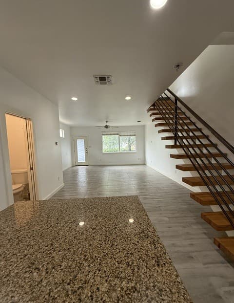2-bedroom rental at 913 Ogden St in San Antonio, TX — photo 4