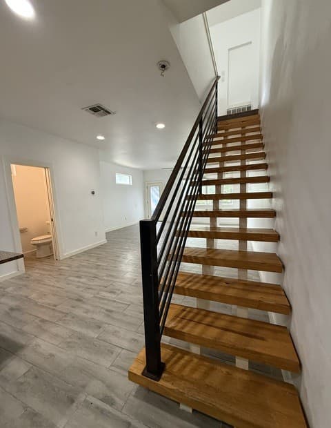 2-bedroom rental at 913 Ogden St in San Antonio, TX — photo 5