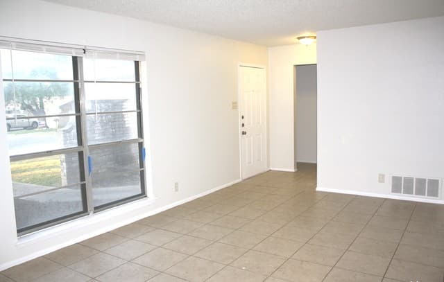 3-bedroom rental at 7006 Forest Moss St in San Antonio, TX — photo 3