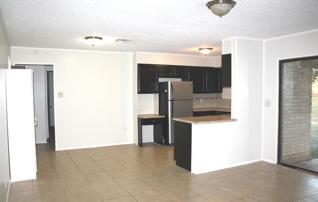 3-bedroom rental at 7006 Forest Moss St in San Antonio, TX — photo 5