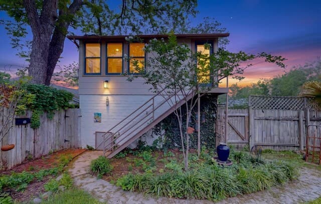 1-bedroom rental at 526 W Lynwood Ave Unit STUDIO APARTMENT in San Antonio TX