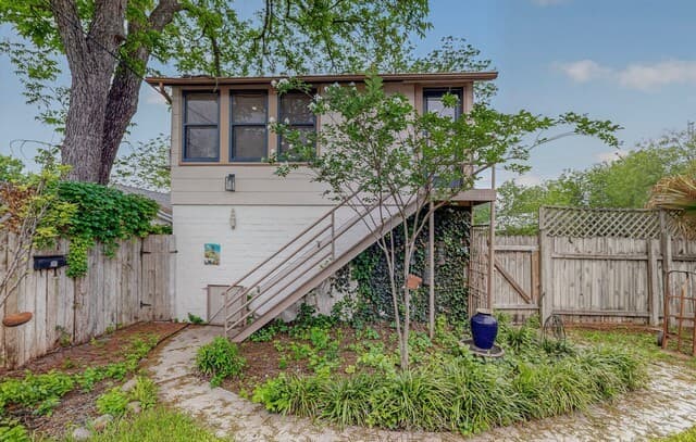 1-bedroom rental at 526 W Lynwood Ave Unit STUDIO APARTMENT in San Antonio, TX — photo 2